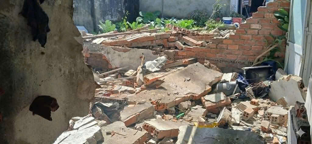 Police are investigating and clarifying the cause of the large explosion that caused the collapse of people's houses in Dak Lak. Photo: People provided