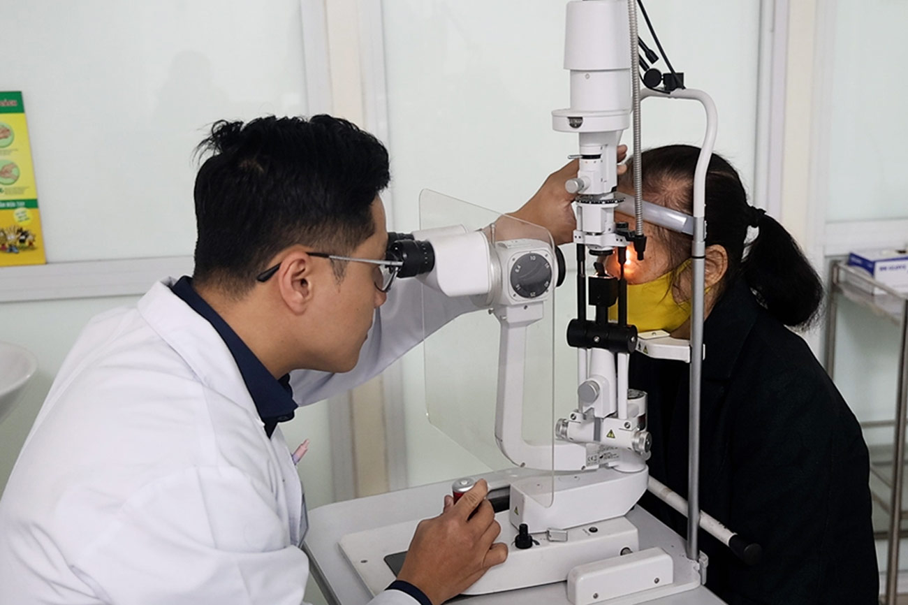 Hanoi air pollution, groups that need special eye protection