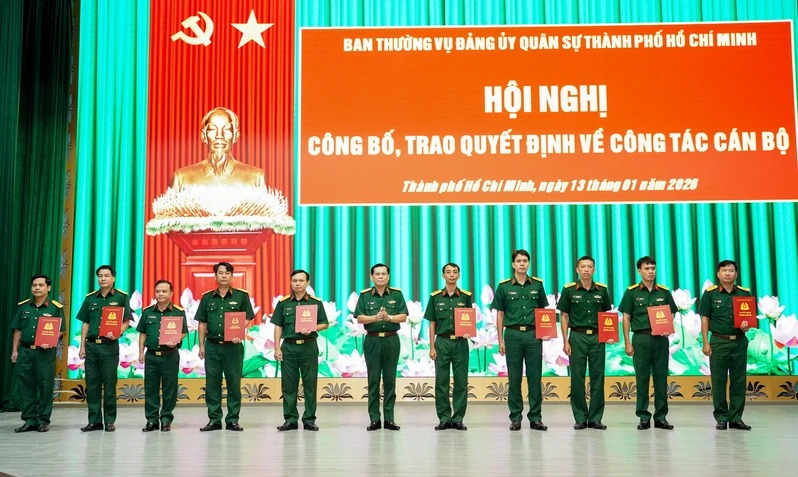 Major General Dang Van Lam - Deputy Commander of Military Region 7 awarded appointment decisions to the Commanders of the Military Command Boards of wards, communes, and special zones of Ho Chi Minh City. Photo: Military Region 7