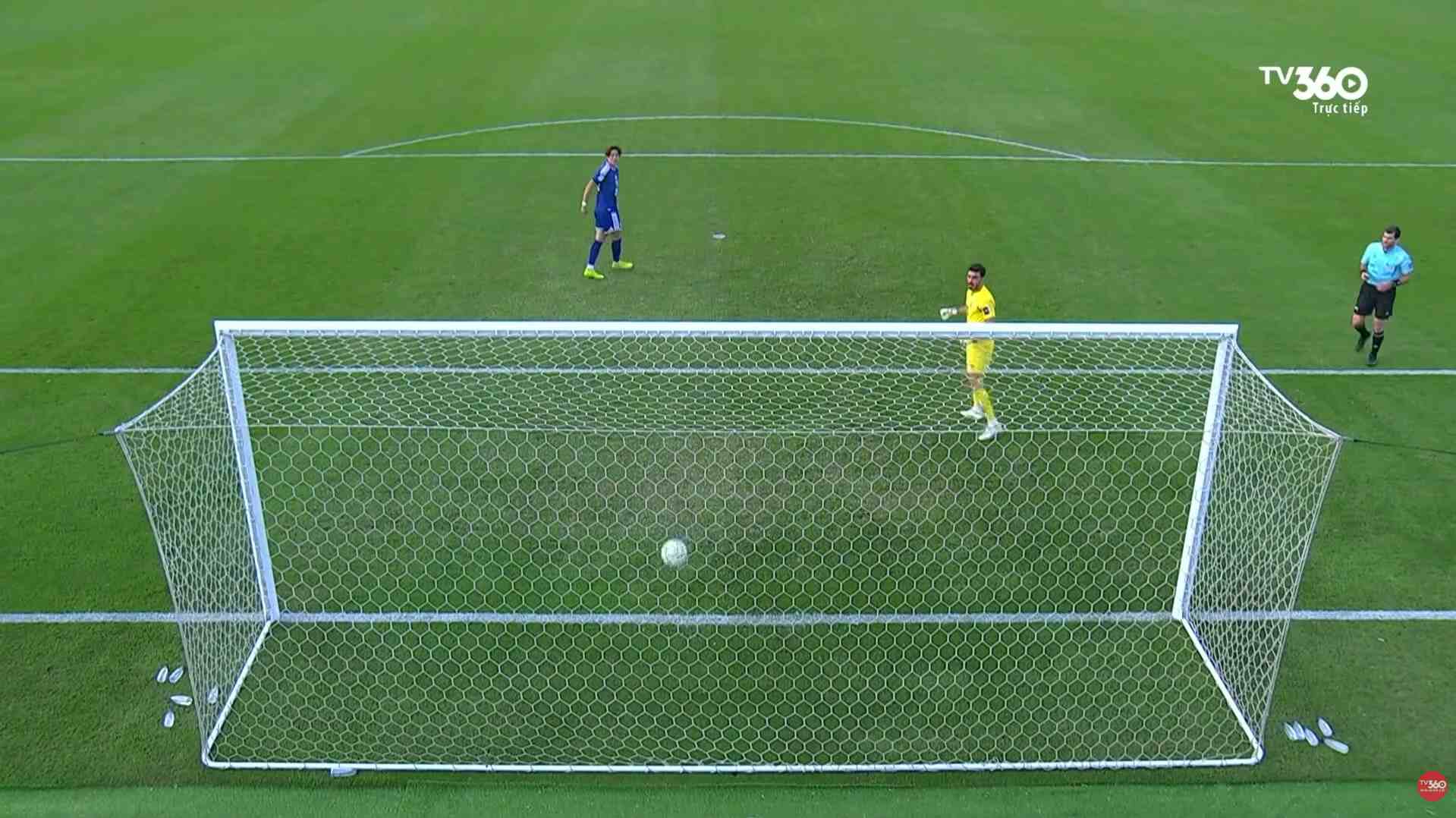 Thu mon Jordan chet lang trong khoanh khac bong nay nguoc vao khung thanh, khi niem vui chua kip tron ven da hoa thanh noi tiec nuoi tren cham luan luu. Anh: Cat tu video.