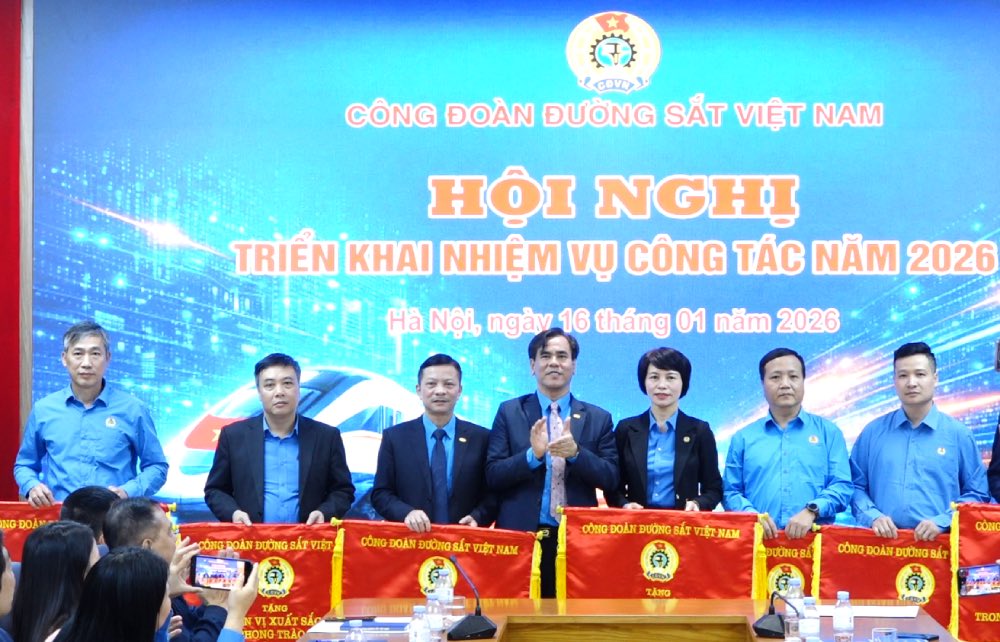 Mr. Ha Trong Thang - Chairman of the Vietnam Railway Trade Union (4th from right) presents emulation flags to collectives. Photo: Ha Anh