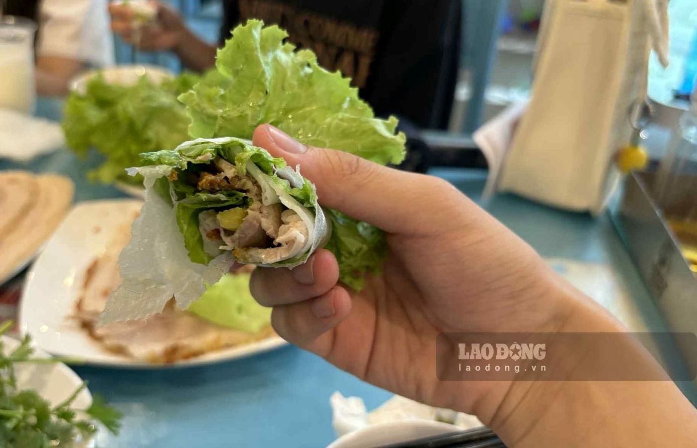 Food businesses and restaurants in Hanoi are fined for violating food safety. Photo: Nguyen Dat