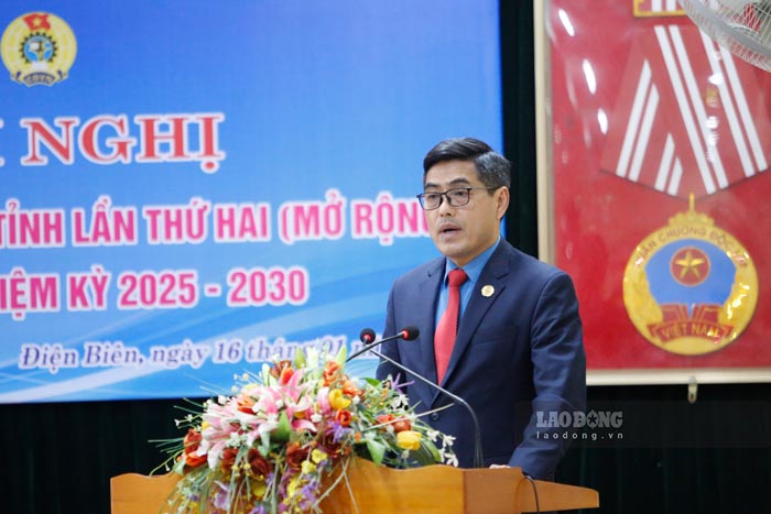 Mr. Tan Minh Long - Chairman of Dien Bien Provincial Labor Federation spoke at the conference. Photo: Quang Dat