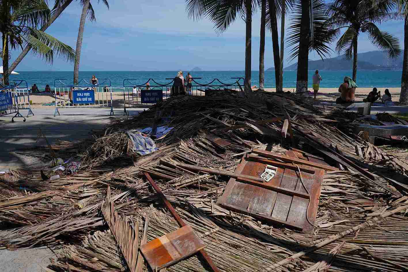 Quan bar lien quan den vu du khach nuoc ngoai bi doa danh bang xeng da bi thao do do hoat dong khong phep. Anh: Huu Long