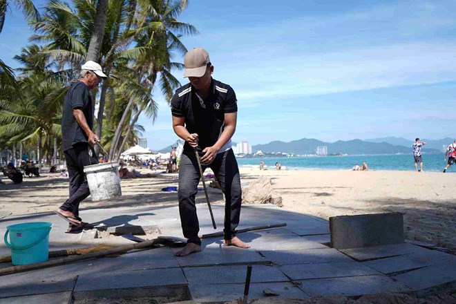 Chủ quán bar ở Nha Trang tự tháo dỡ ki-ốt sau vụ nhân viên đe dọa du khách