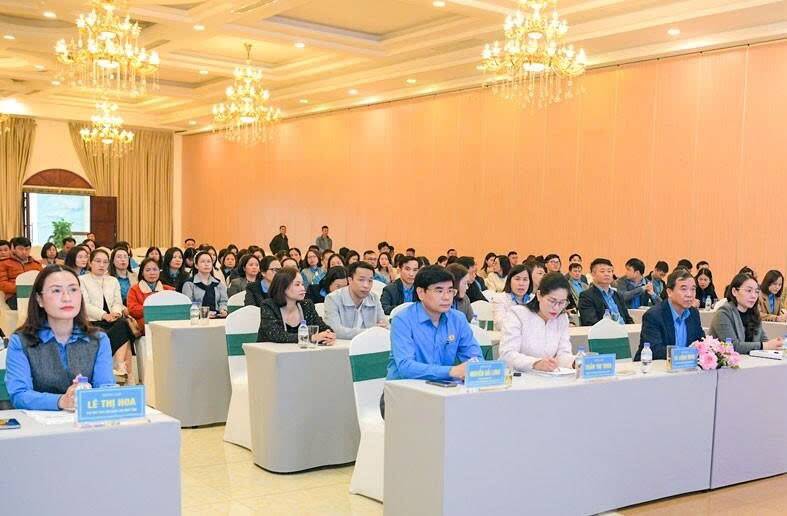 Delegates attending the propaganda conference for the election of National Assembly deputies of the XVI term organized by the Ninh Binh Provincial Labor Federation. Photo: Dieu Anh