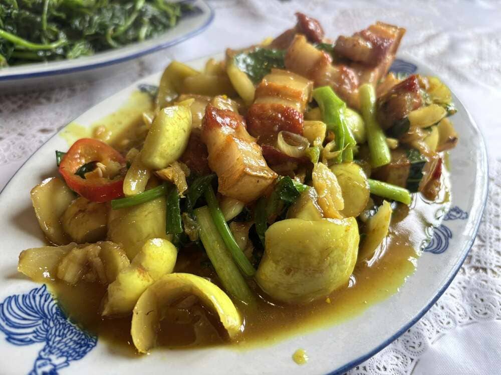 Making stir-fried pork belly with eggplant and turmeric to change the flavor of a weekend meal. Photo: Huyen Pham