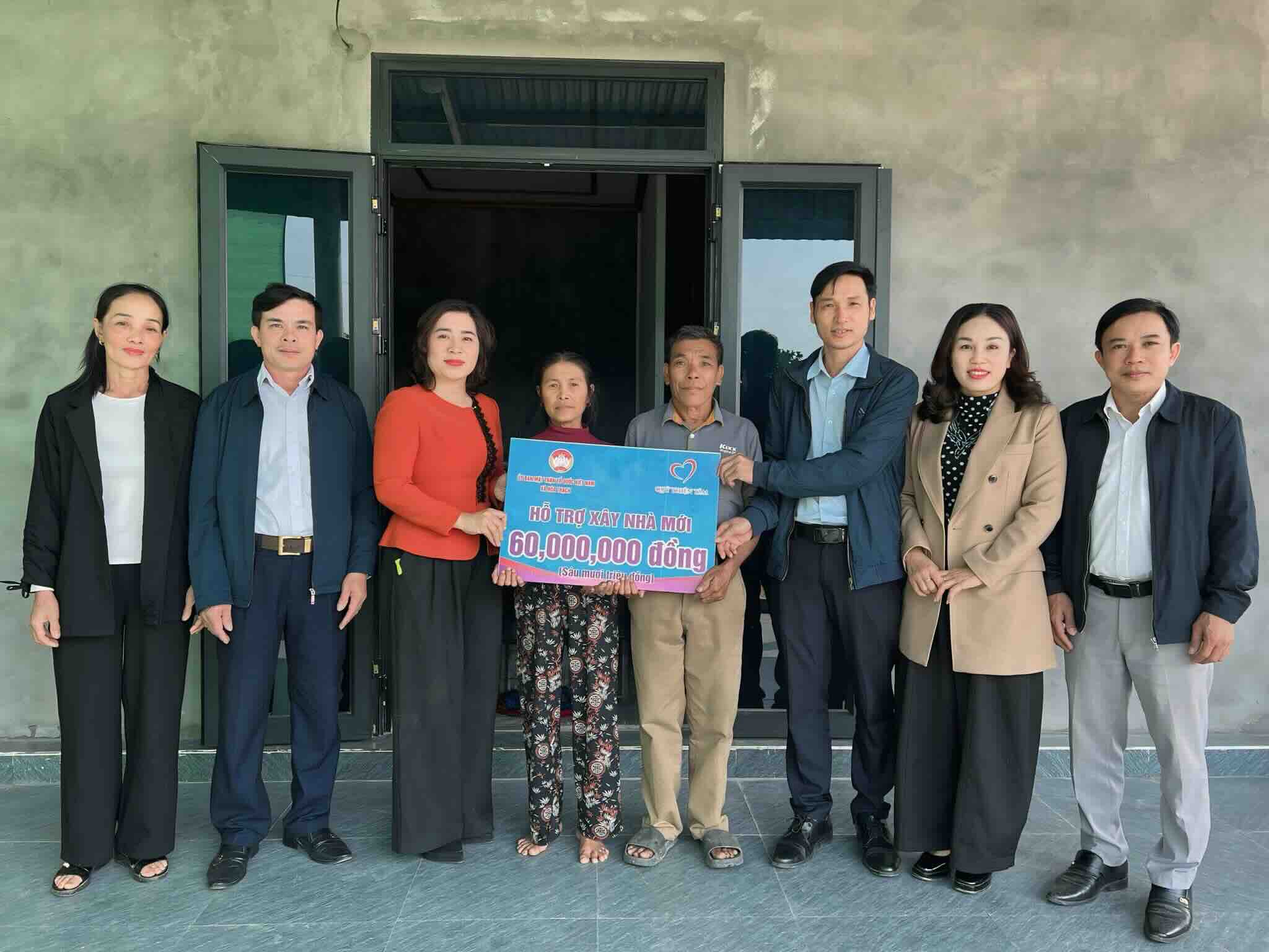 Inauguration of a 300 million VND house for poor households. Photo: Nguyen Hoai