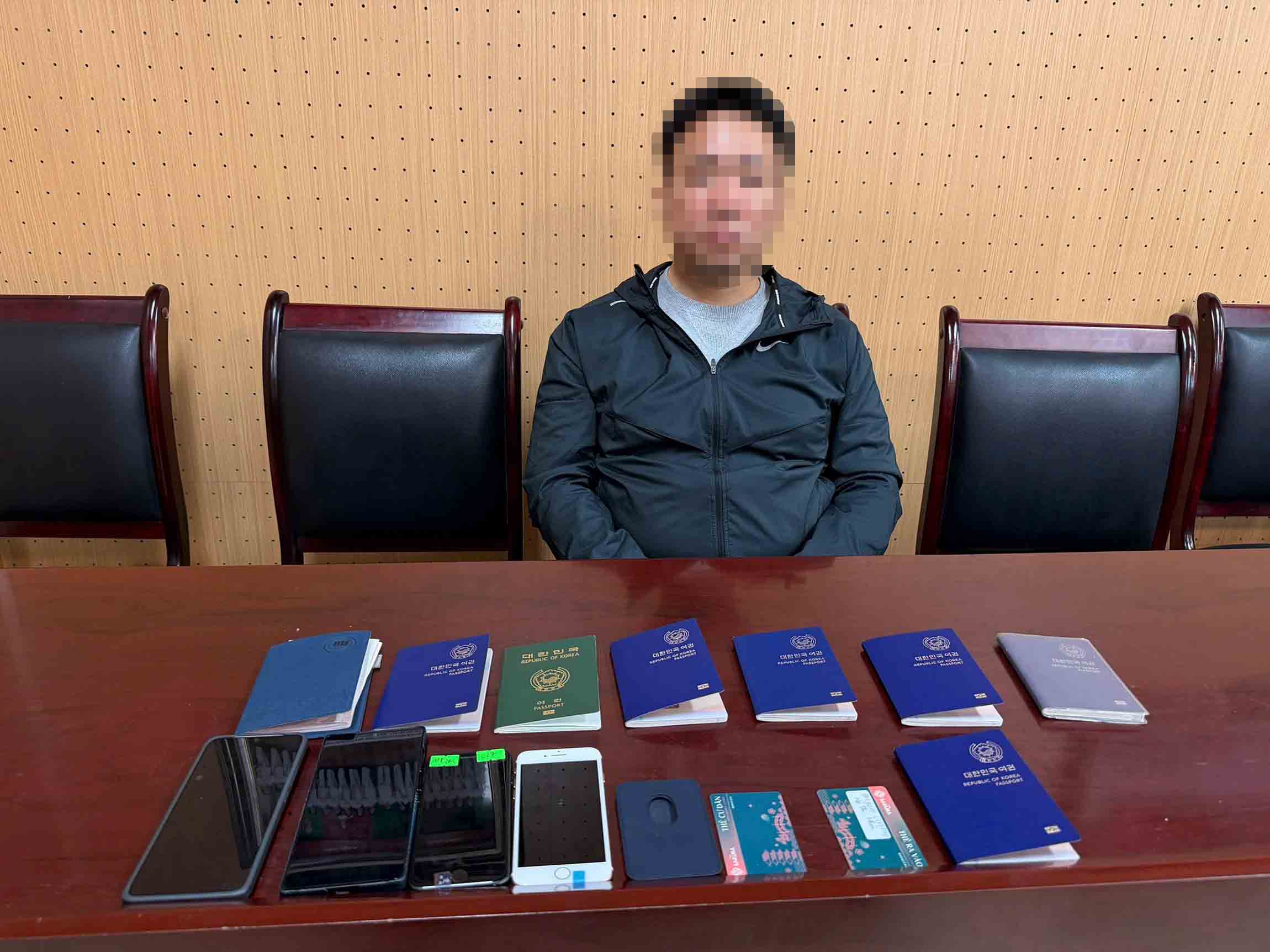 Đối tượng người nước ngoài có ý định phi tang 7 quyển hộ chiếu để gây khó khăn cho công tác xác minh. Ảnh: Công an Hà Nội 