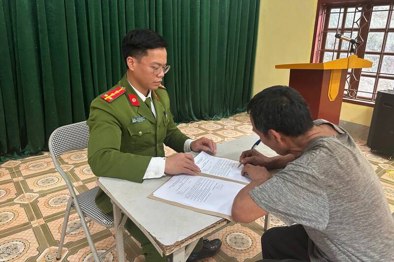 Son La Provincial Police handle individuals with acts of soil destruction, showing signs of illegal mineral exploitation (gold). Photo: Son La Provincial Police