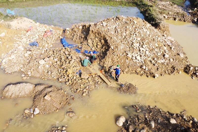 Cac ca nhan co hanh vi huy hoai dat, co dau hieu khai thac khoang san (vang) trai phep tai khu vuc ban Cang Phieng, xa Muong La, tinh Son La. Anh: Cong an tinh Son La