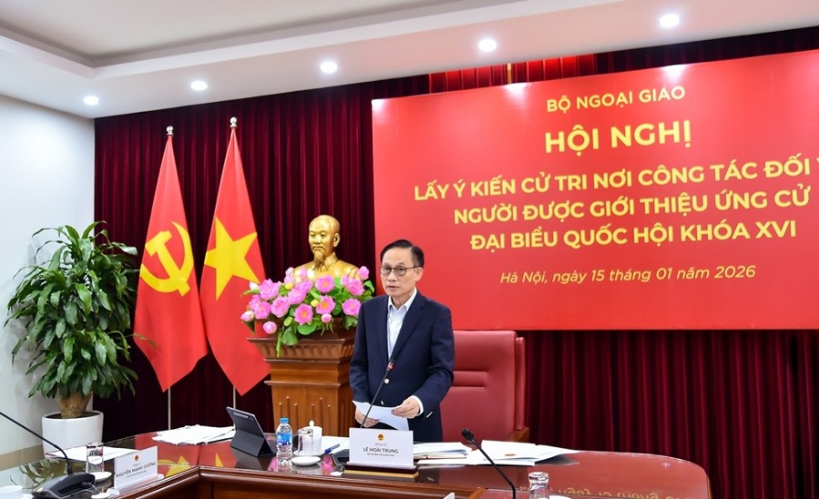 Minister of Foreign Affairs Le Hoai Trung speaks at the conference to collect opinions from voters in his workplace for people who are introduced to run for National Assembly deputy of the XVI term. Photo: Ministry of Foreign Affairs