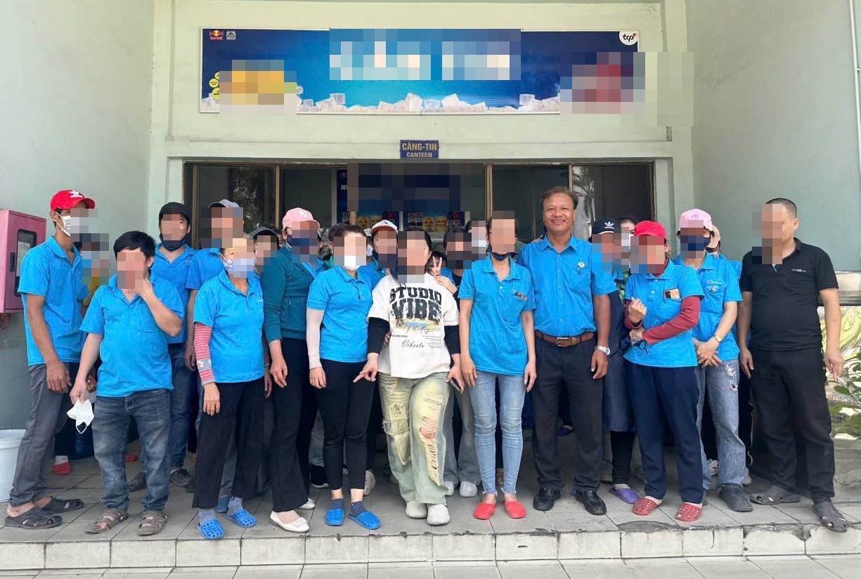 Mr. Nguyen Huu Dai - Member of the Standing Committee - Deputy Head of the Trade Union of Industrial Parks - Dong Nai Provincial Labor Federation and employees of S.L.F Company. Photo: Trade Union provided