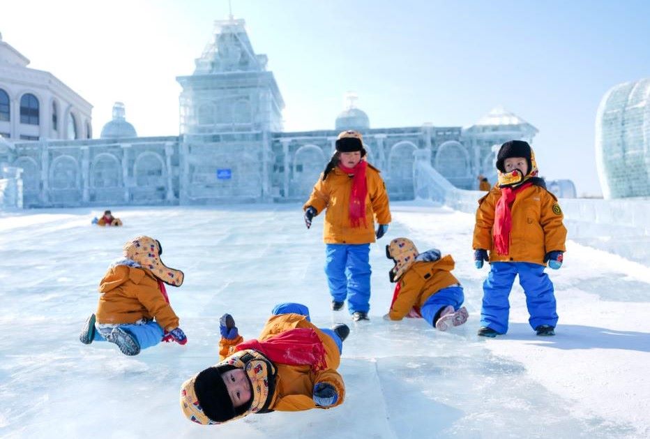 Tre em choi dua tai cong vien bang tuyet o Truong Xuan, Cat Lam, Trung Quoc, ngay 14.1.2026. Anh: Xinhua