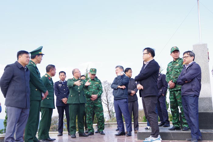 The working delegation conducts field surveys to upgrade the main Huoi Puoc border gate into an international border gate. Photo: Anh Dung