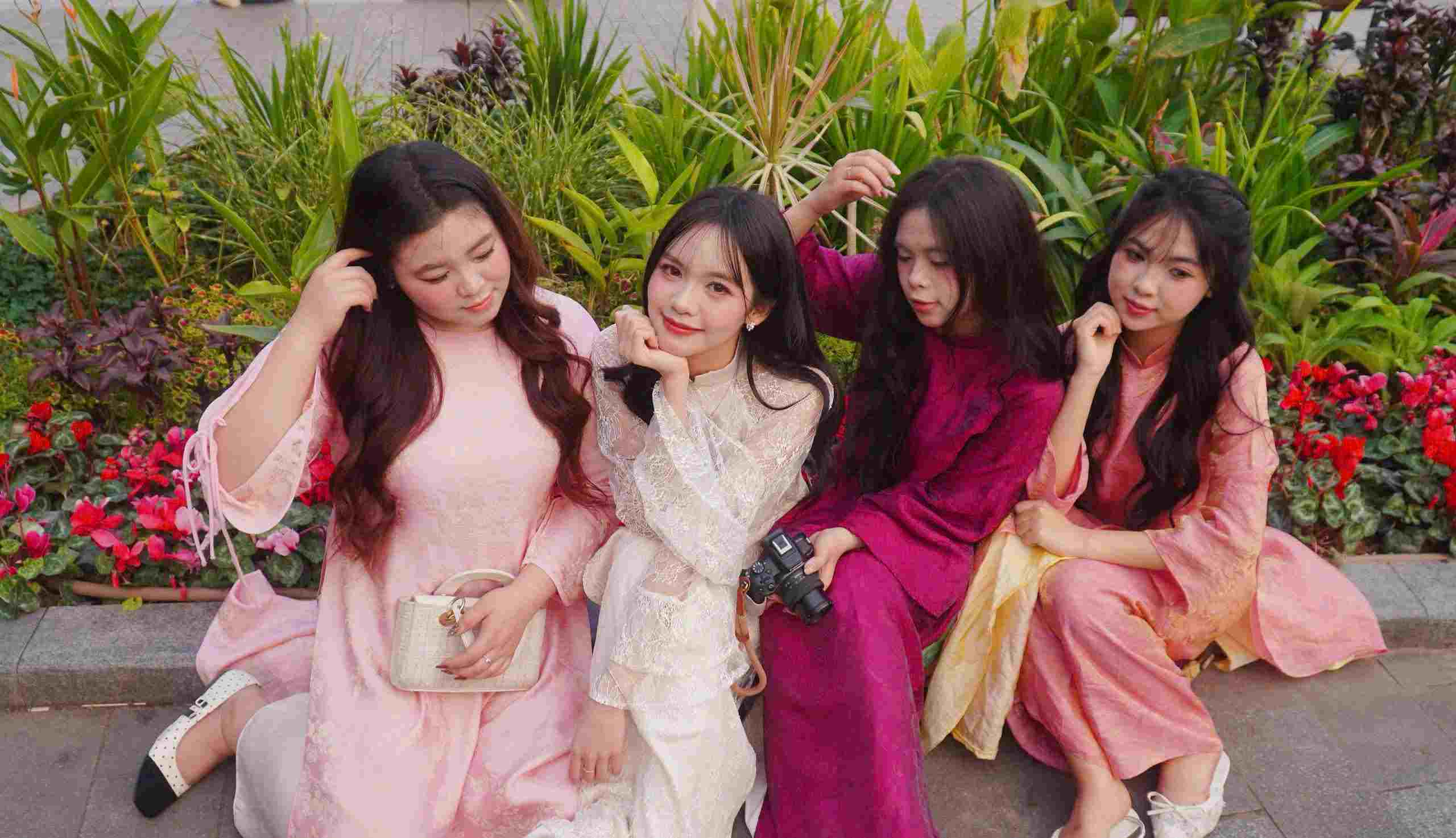 Nhóm bạn lưu giữ không khí Tết qua bộ ảnh áo dài chụp tại Hồ Gươm. Ảnh: Minh Vũ