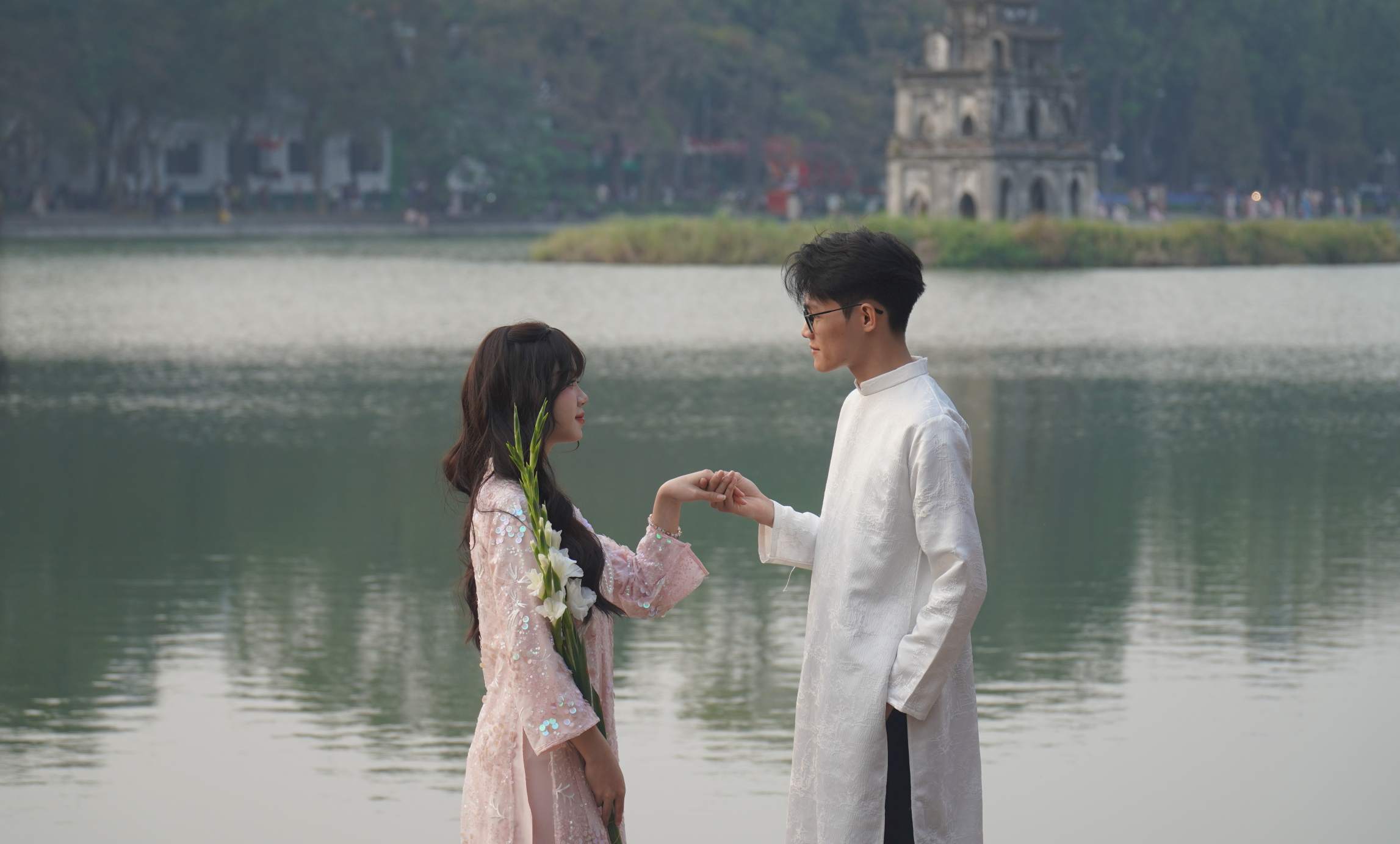 Anh Minh Quý cho biết, đây là khoảng thời gian hiếm hoi anh và người yêu có thể cùng nhau đi chơi, bởi cả hai đều bận rộn với công việc riêng. Vì vậy, anh đặc biệt trân trọng những khoảnh khắc được ở bên nhau và lưu giữ kỷ niệm ý nghĩa này. Ảnh: Minh Vũ