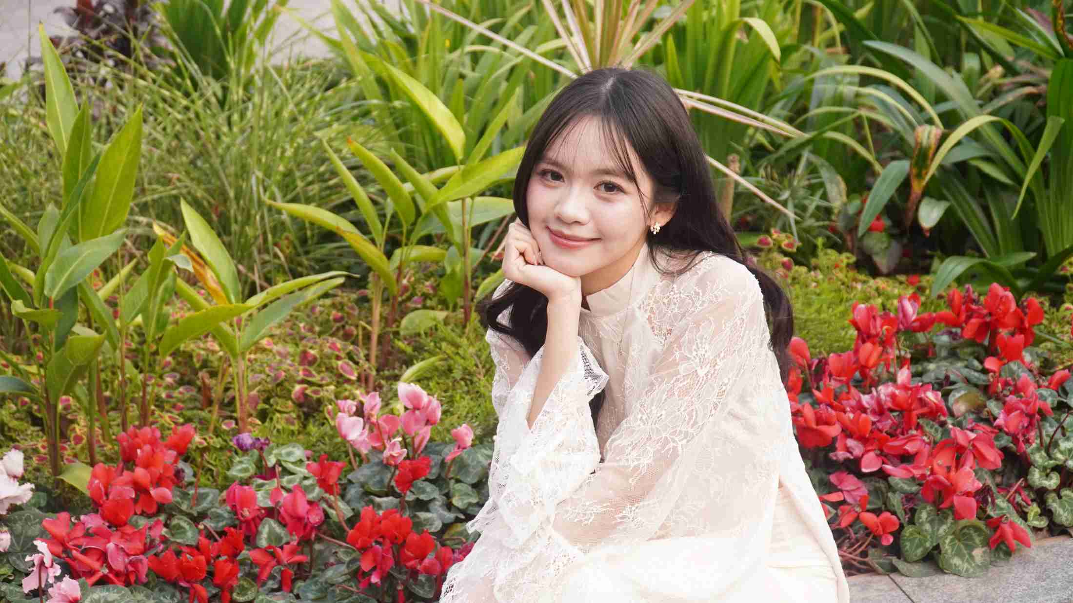 Khánh Linh tranh thủ rủ nhóm bạn thực hiện bộ ảnh áo dài tại Hồ Gươm trước khi mỗi người trở về quê đón Tết cùng gia đình. Ảnh: Minh Vũ