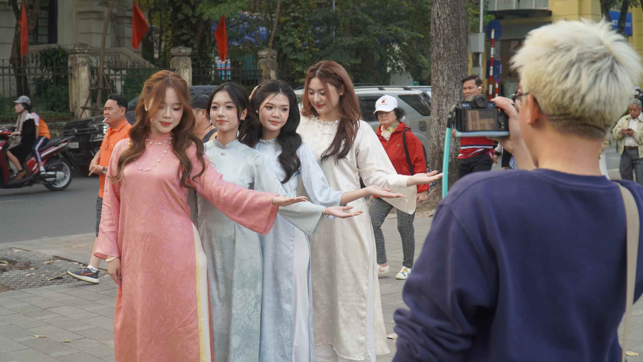 Các bạn trẻ hào hứng ghi lại khoảnh khắc đáng nhớ trong tà áo dài. Ảnh: Minh Vũ