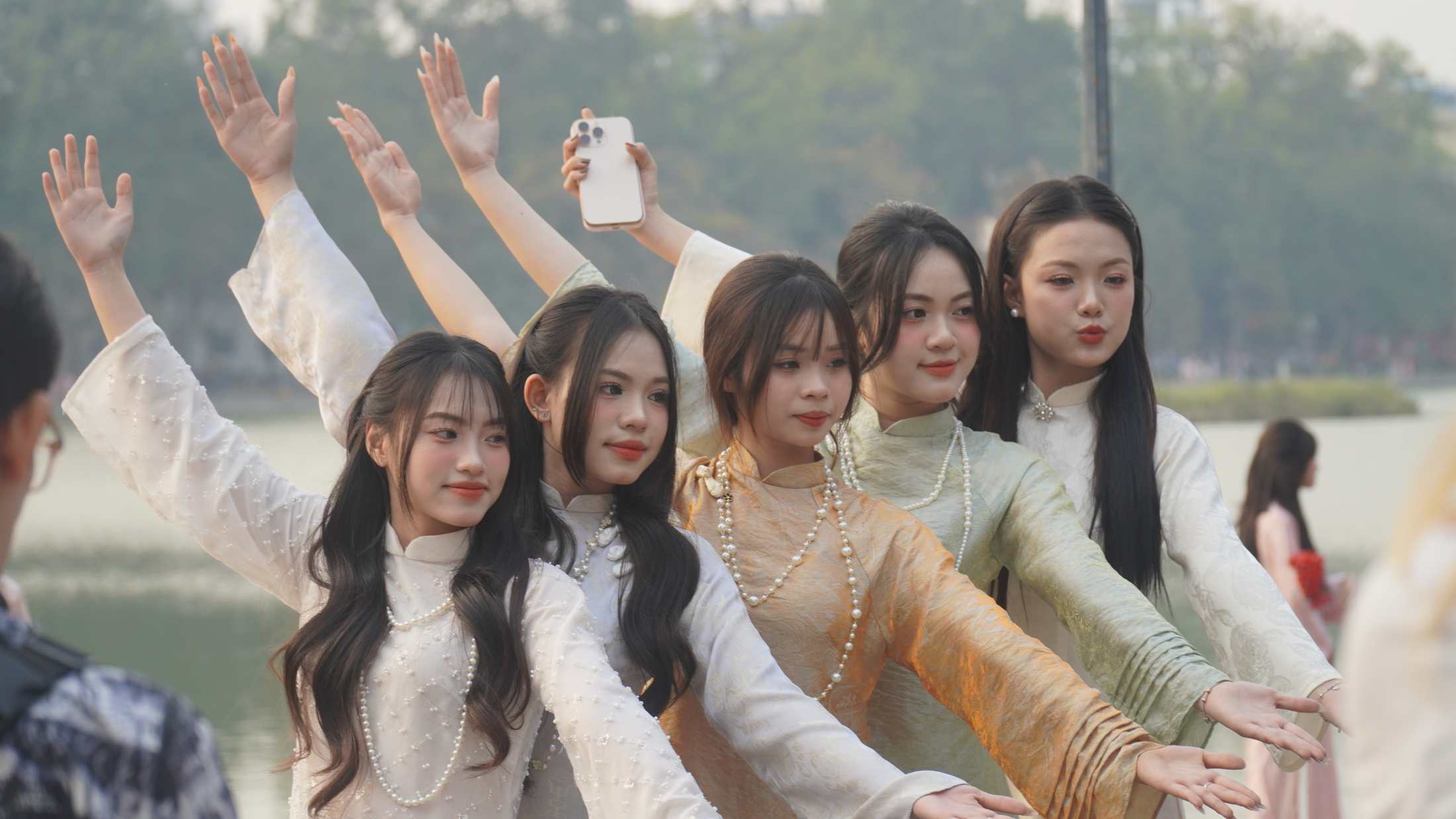 Các bạn trẻ duyên dáng trong tà áo dài truyền thống bên Hồ Gươm những ngày cuối năm. Ảnh: Minh Vũ