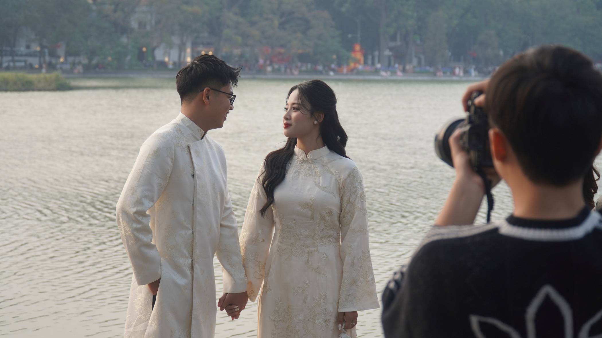 Anh Toàn chia sẻ, dịp Valentine năm nay anh cùng người yêu tranh thủ thực hiện bộ ảnh đôi, đồng thời ghi lại thêm những khoảnh khắc đón Tết đầy ý nghĩa. Ảnh: Minh Vũ