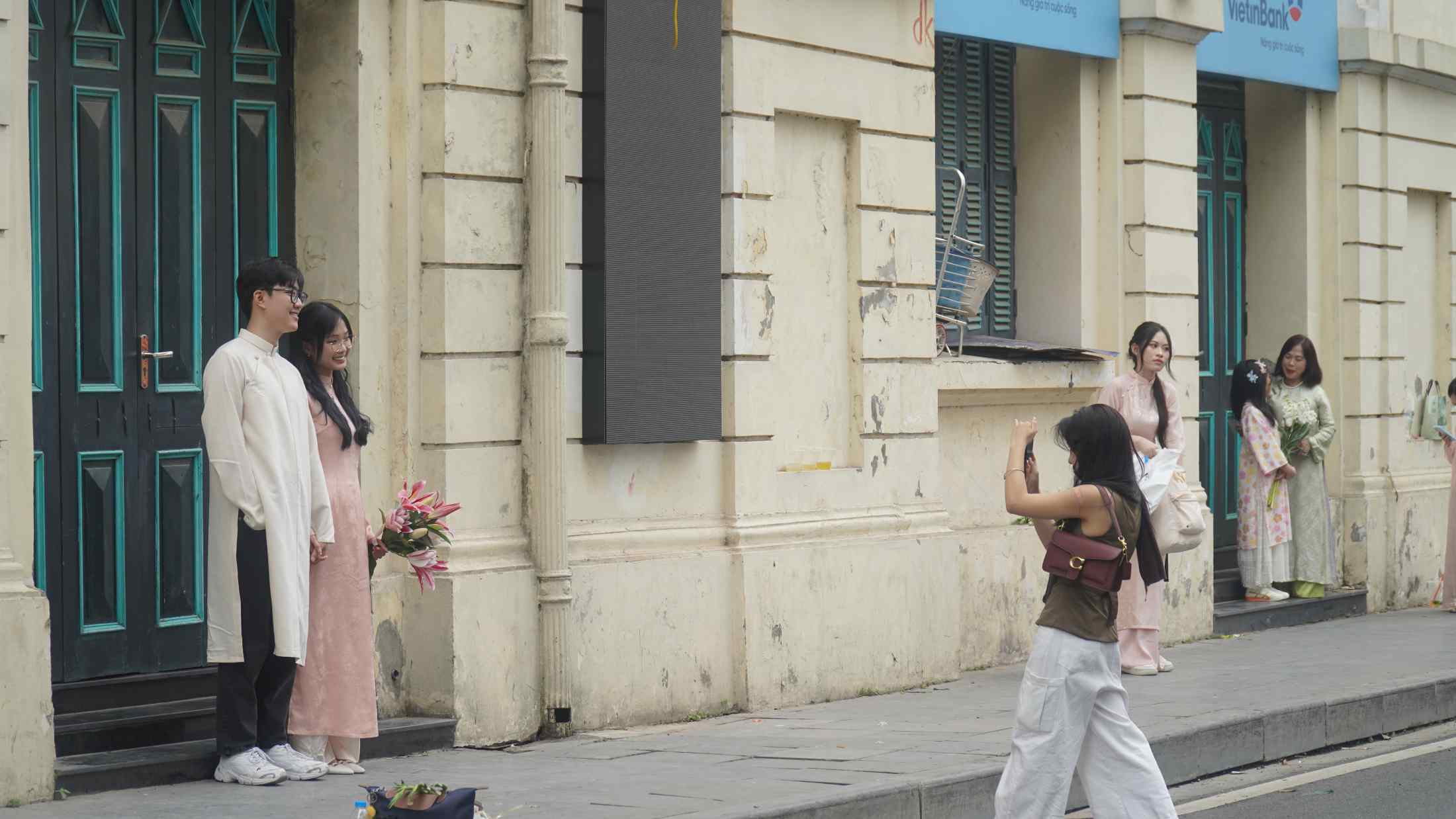 Nhiều bạn trẻ tranh thủ thời tiết đẹp để chụp ảnh áo dài tại Hồ Gươm. Ảnh: Minh Vũ