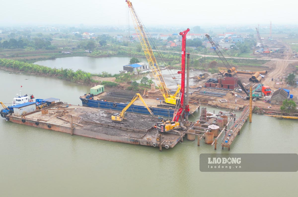 Thi cau vuot song Hong va cau vuot song Ninh Co tren tuyen cao toc CT.08. Anh: Luong Ha