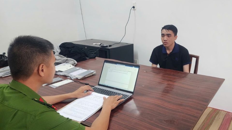 Đối tượng Trần Nhứt Phi bị bắt khẩn cấp để điều tra hành vi trộm cắp tài sản. Ảnh: Công an cung cấp