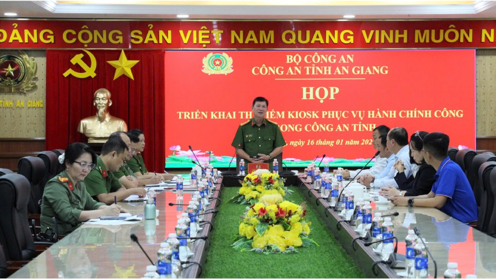 Dai ta Diep Van The, Pho Giam doc Cong an tinh An Giang phat bieu trong cuoc hop. Anh: Van Lam
