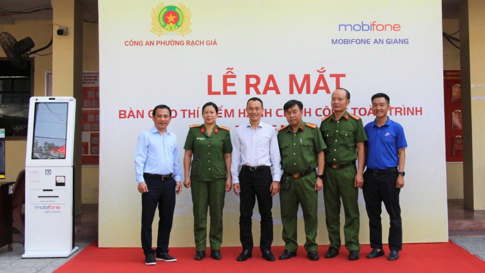 Rach Gia Ward Police are one of the pilot locations for deploying the Kiosk model to serve public administration. Photo: Van Lam