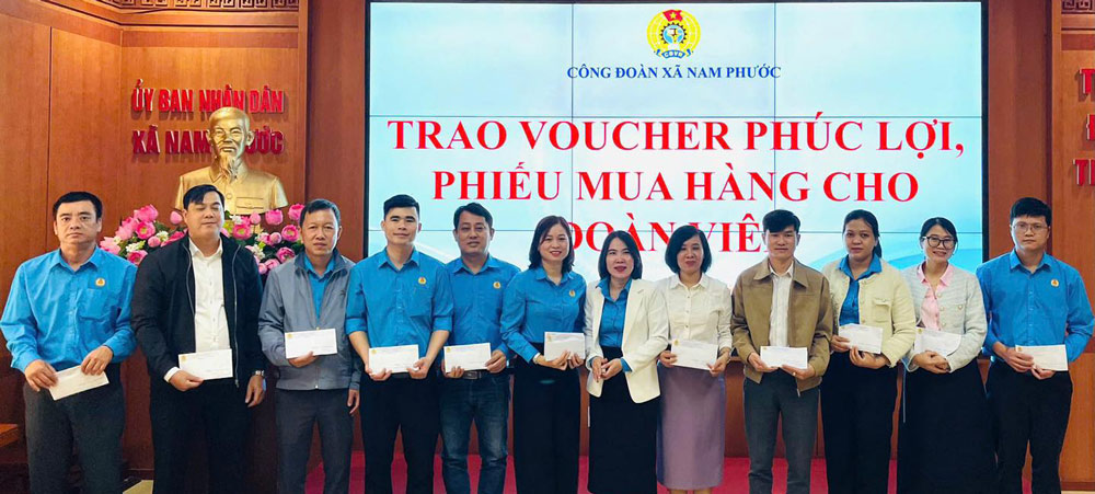 Nam Phuoc Commune Trade Union, Da Nang gives shopping vouchers to union members. Photo" Nam Phuoc Trade Union.