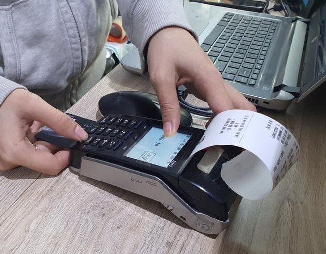 Many people are interested in the regulations on electronic invoices. Photo: Tri Minh