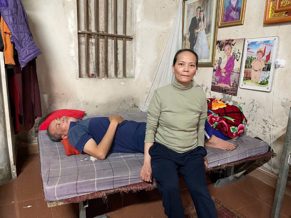 Mr. Uong suffers from mental illness, Mrs. Hinh is weak and has no fixed job, their family struggles to make a living every day... Photo: Quynh Chi