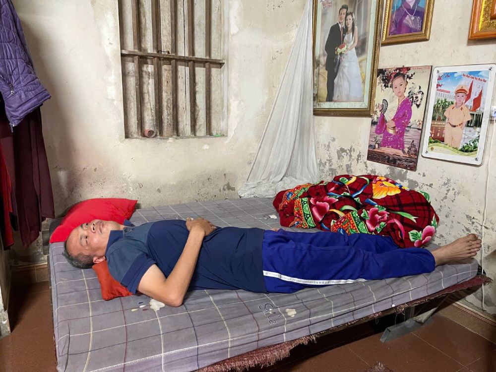 Sinh ra da mang benh tam than, ong Uong khong the lao dong on dinh nhu nhung nguoi khac. Anh: Quynh Chi