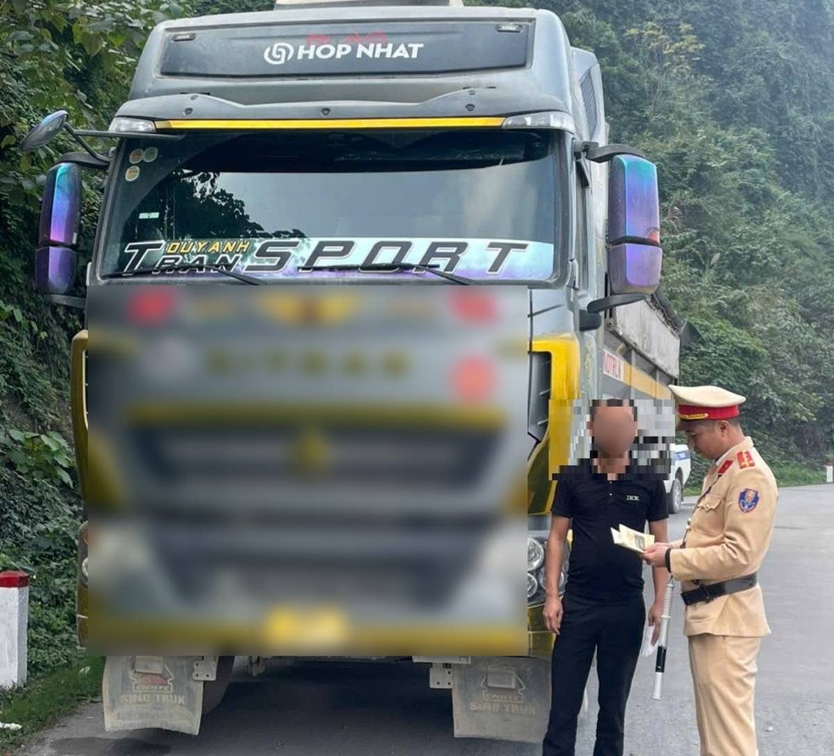 Traffic police working with Mr. Nhu Van H. Photo: Ninh Binh Provincial Police