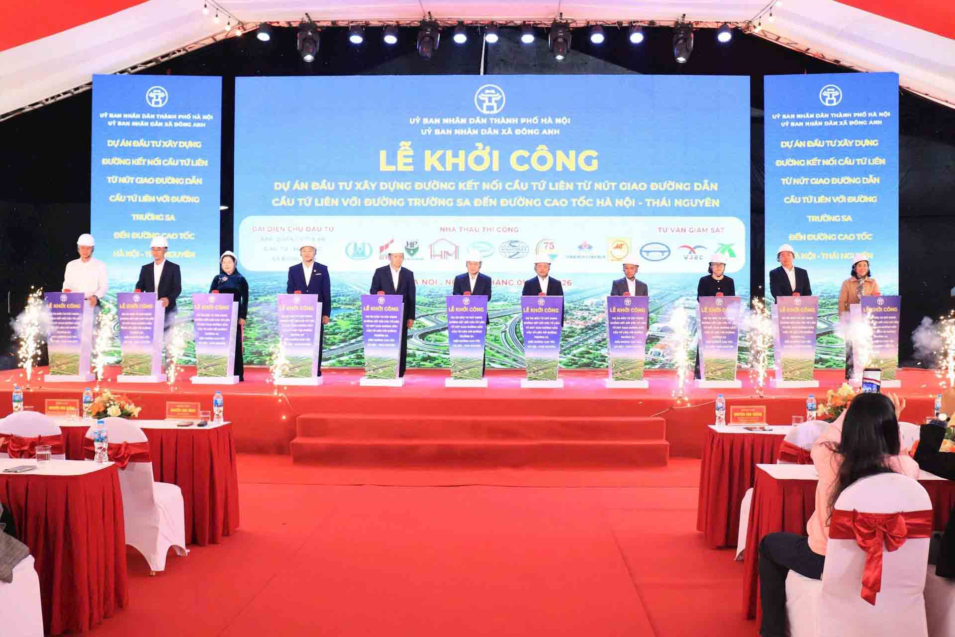 Delegates press the start button of the Tu Lien bridge connecting road project from the intersection of the Tu Lien bridge access road with Truong Sa road to the Hanoi - Thai Nguyen highway in Dong Anh commune (Hanoi). Photo: Do Phong