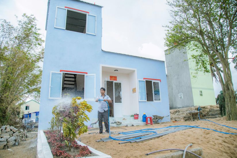 People in the disaster-stricken area of Dak Lak happily receive new houses, preparing to welcome the warm 2026 Lunar New Year. Photo: Bao Trung