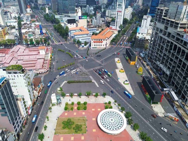 Ciudad Ho Chi Minh remodela la zona de la plaza frente al mercado Ben Thanh. Foto: Minh Quan