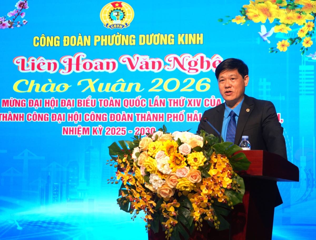 Chu tich Cong doan phuong Duong Kinh Nguyen Ho Phuong phat bieu khai mac lien hoan van nghe. Ảnh: Mai Dung