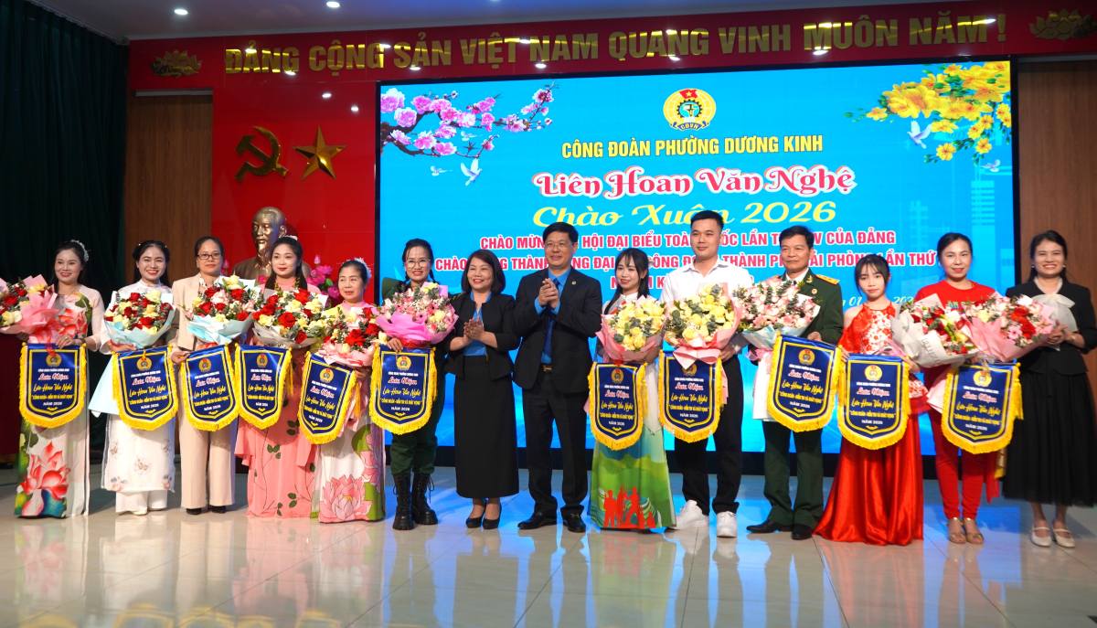 Cong doan phuong Duong Kinh trao co luu niem, tang hoa cac don vi tham gia lien hoan. Ảnh: Mai Dung