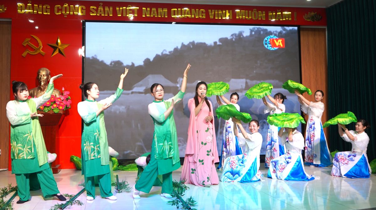 12 items participating in the cultural festival organized by the Yang Jing Trade Union. Photo: Mai Dung