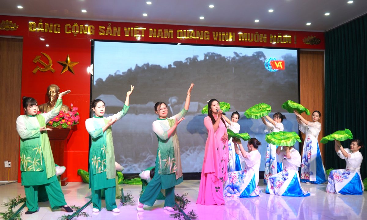 Cac tiet muc van nghe dac sac tham gia lien hoan. Ảnh: Mai Dung