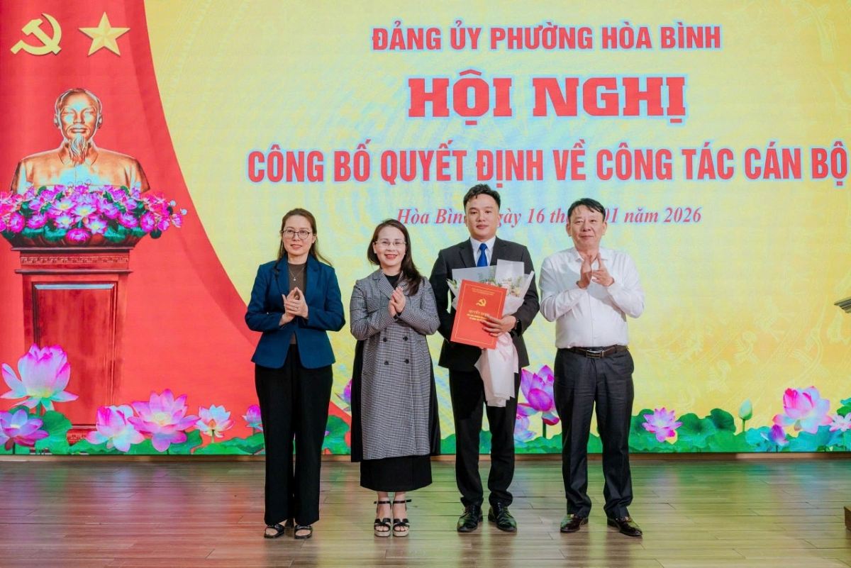 Dang uy Phuong Hoa Binh cong bo quyet dinh ve cong tac can bo. Ảnh: Phuong Hoa Binh