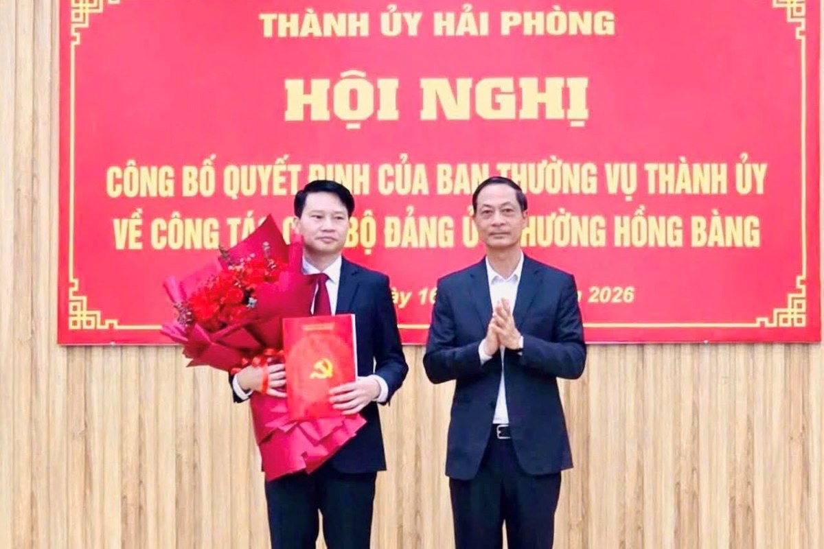 Standing Deputy Secretary of the City Party Committee Do Manh Hien presented the Decision and flowers to Comrade Nguyen Van Tuan. Photo: Hai Phong E-Portal