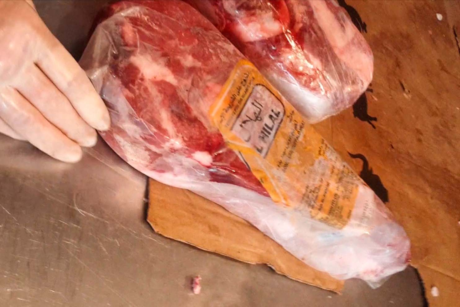 Thit dong lanh mang mac nhap khau tu nuoc ngoai duoc tieu thuong tai cho dau moi phia Nam cho phong vien xem, nhung thua nhan khong co giay to chung minh nguon goc, xuat xu. Anh: NHOM PV