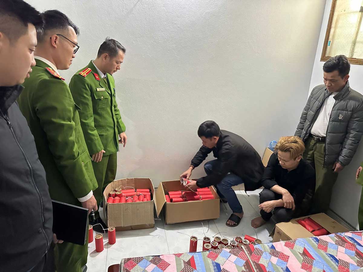 Police agency arrested the subject and exhibits at the scene. Photo: Hung Yen Provincial Police