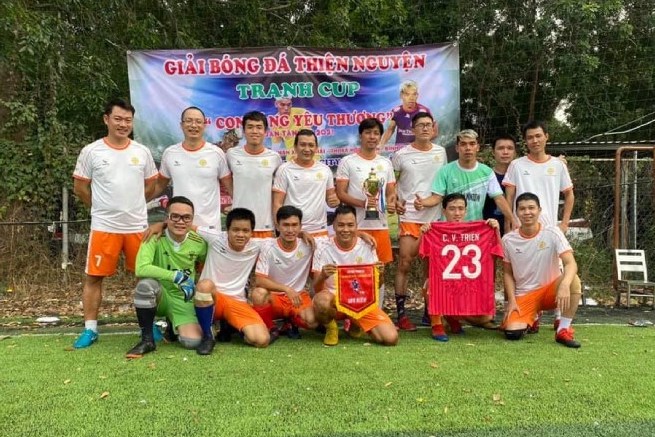 Tien ve Cao Van Trien thuong xuyen lam tu thien, to chuc cac tran dau bong da gay quy. Anh: NVCC