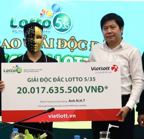 Mr. N.H.T receives the Lucky Draw prize of the Lotto 5/35 self-selected lottery QSMT 00392. Photo: Vietlott