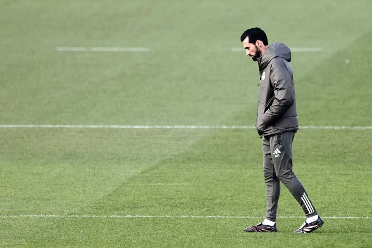 알바로 아르벨로아는 침몰한 레알 마드리드 배를 다시 끌어올릴 수 없습니다. 사진: AFP