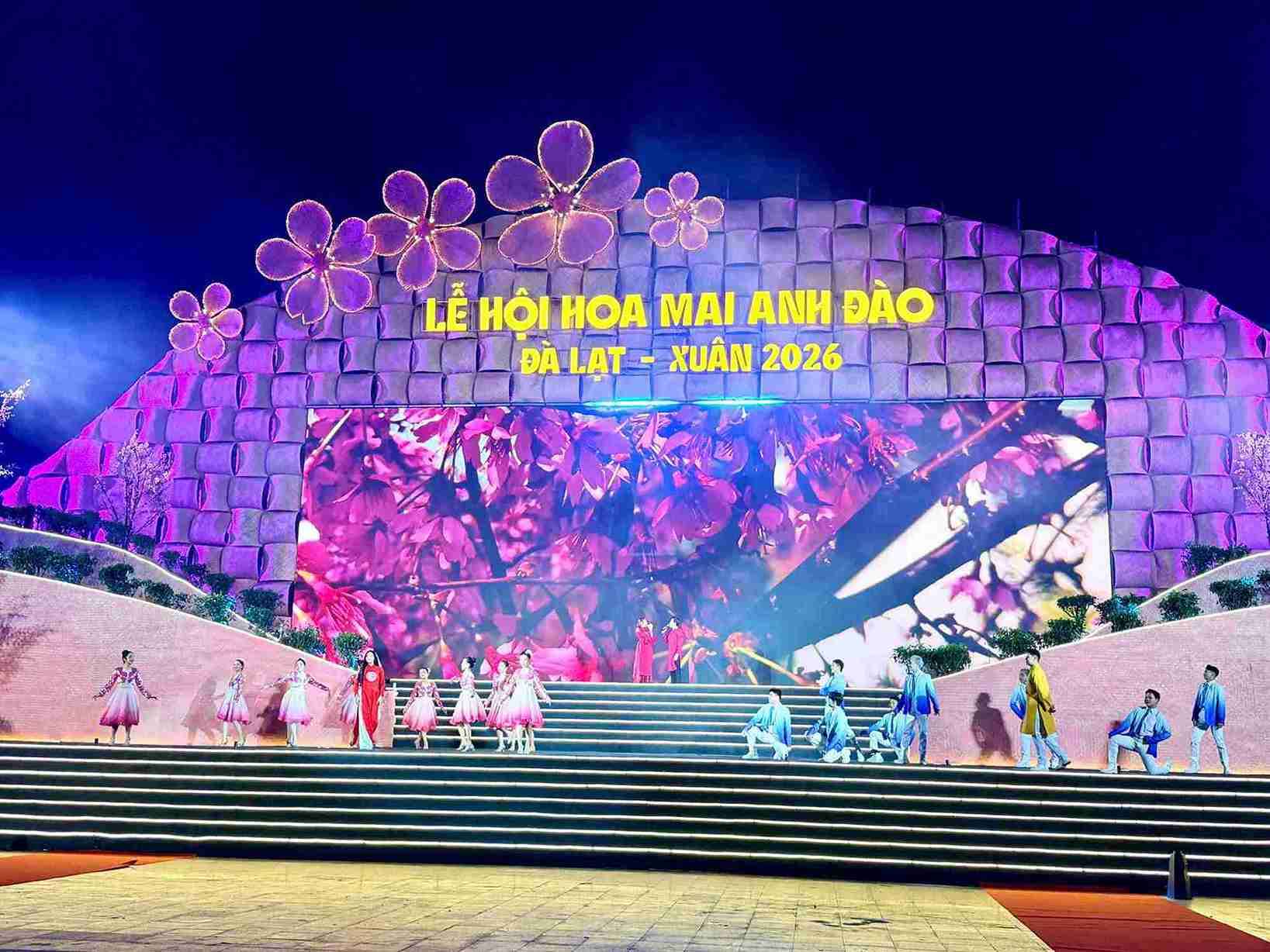 Chuong trinh nghe thuat tai dem khai mac Le hoi. Anh: Phuc Khanh 